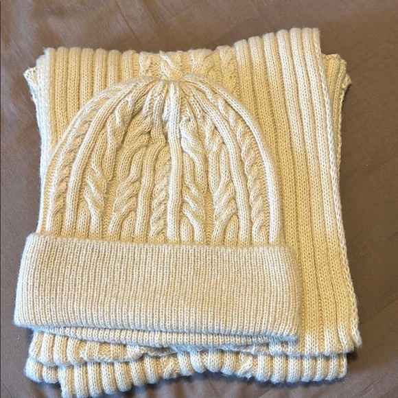 NWT Cream Cable Knit Toque & Scarf 2 piece Set - Picture 1 of 6